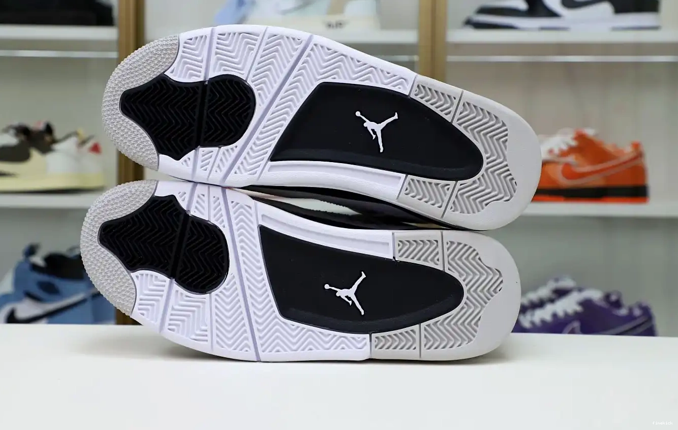 4 BLACK AIR MILITARY JORDAN 0401